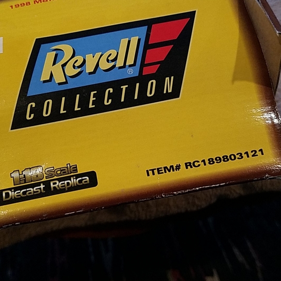 Revell Collection  1:18 Scale #36 Ernie Irvan Die - Picture 12 of 12